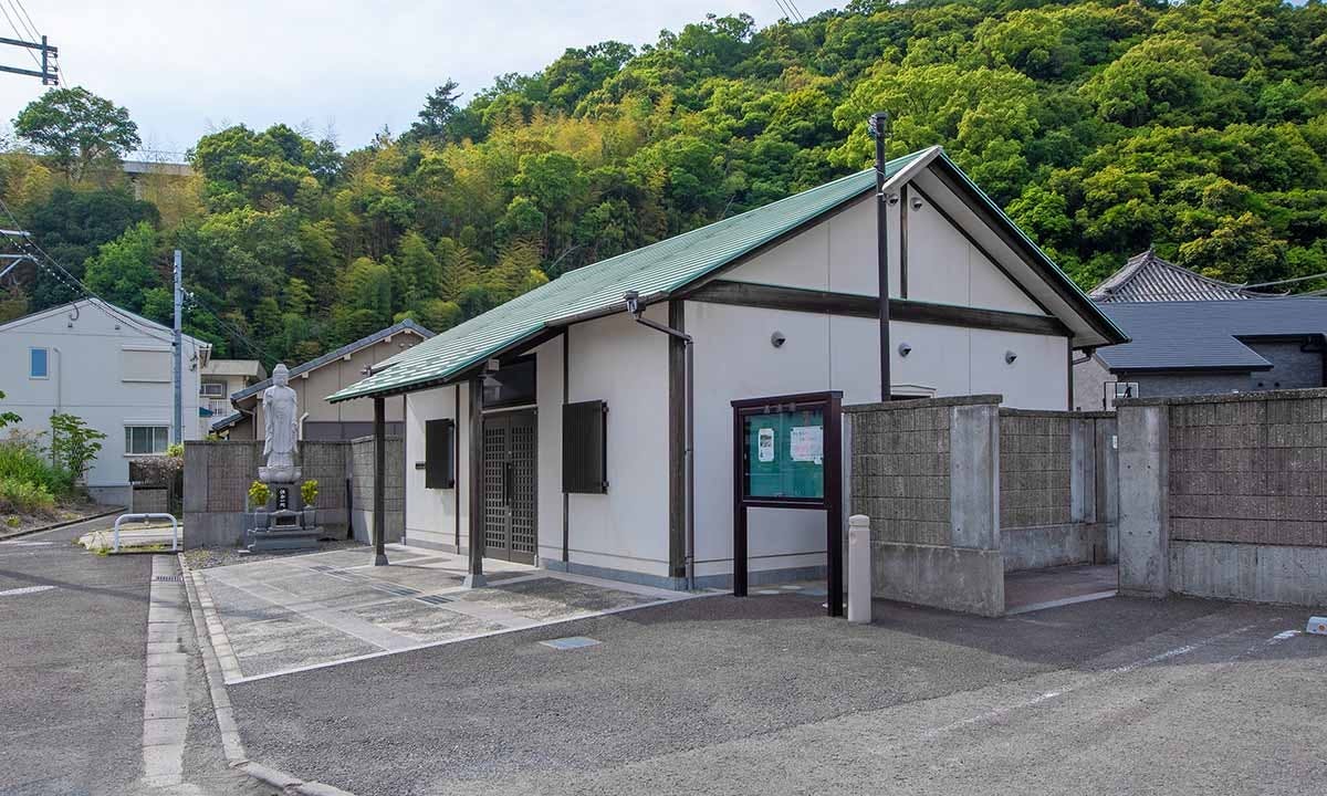 豊かな緑に囲まれた静寂な環境にある寺院墓地の外観