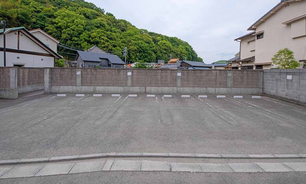 車止めが設置された複数台駐車可能な霊園利用者用スペース