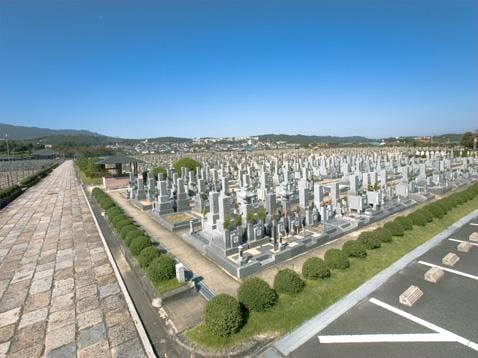 青空の下に広がる四天王寺大和別院の広大な墓所
