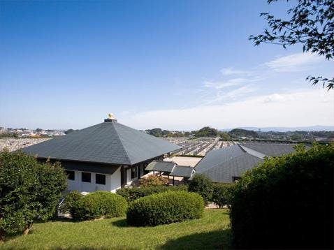 高台の緑から見下ろす四天王寺大和別院の建物と墓地