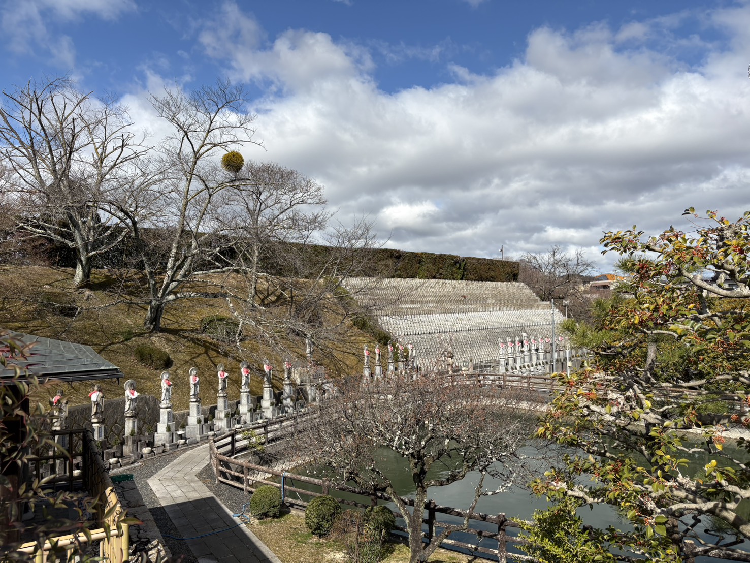 四天王寺大和別院の池のほとりに並ぶ石造りの地蔵尊像