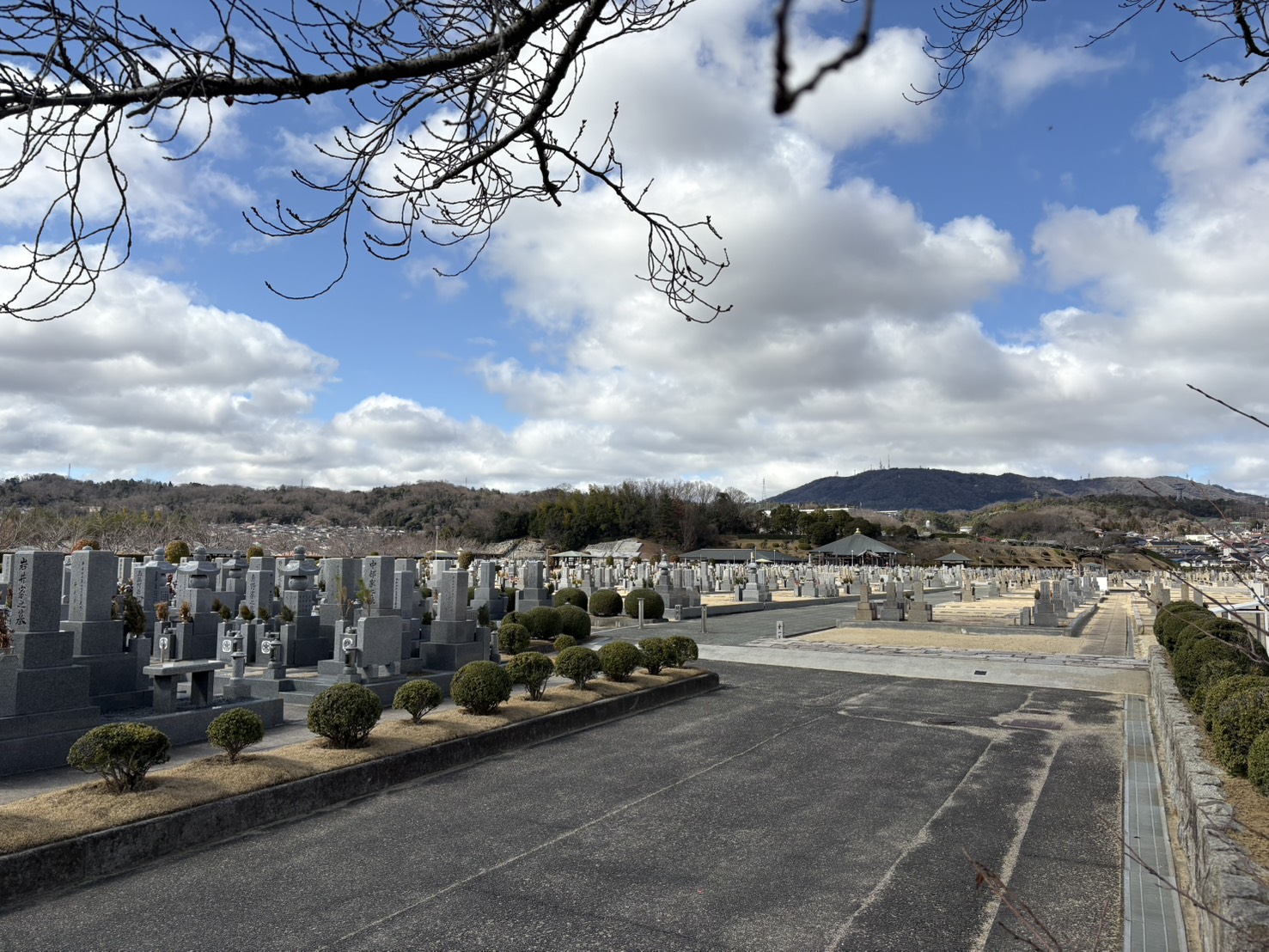 四天王寺大和別院の広大な墓地と遠くに広がる山々の景色