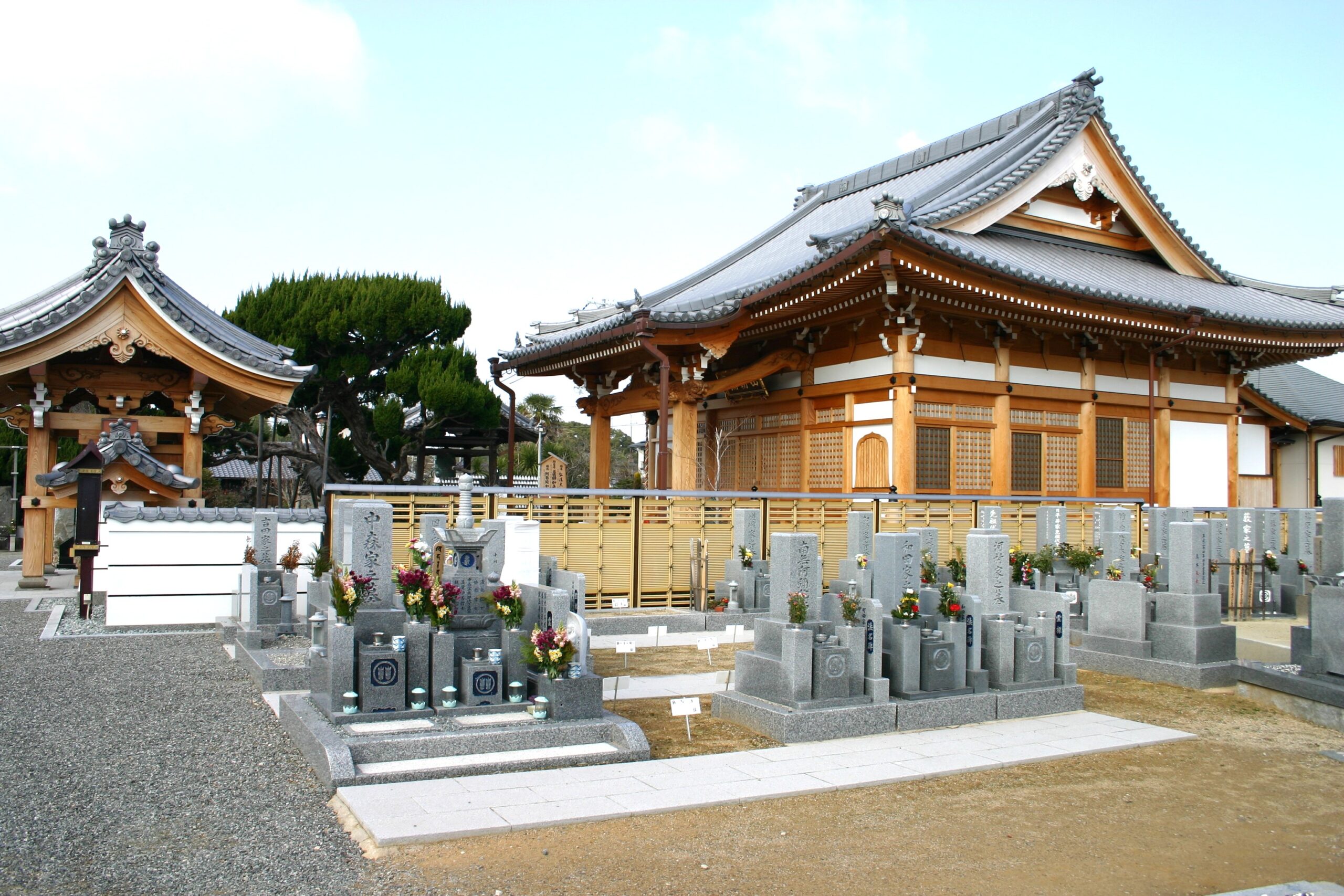 本堂を背景にした寺院墓地の全景