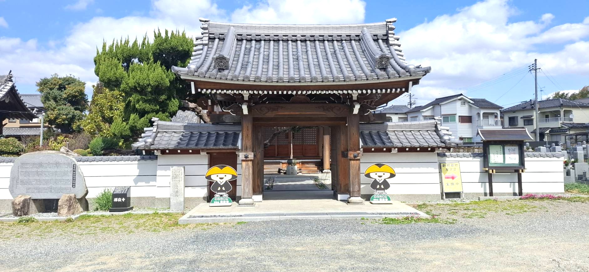 重厚な瓦屋根を持つ寺院の山門と白壁の景観