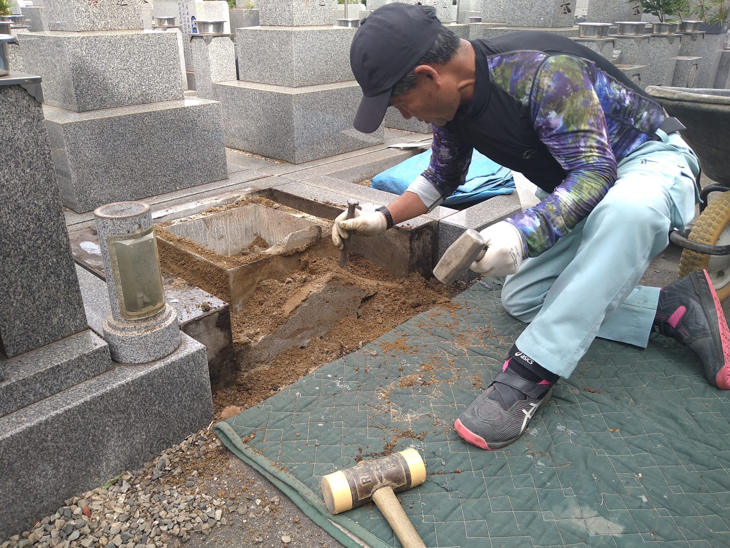 お墓のカロート(納骨室)周辺で、基礎工事を行う職人
