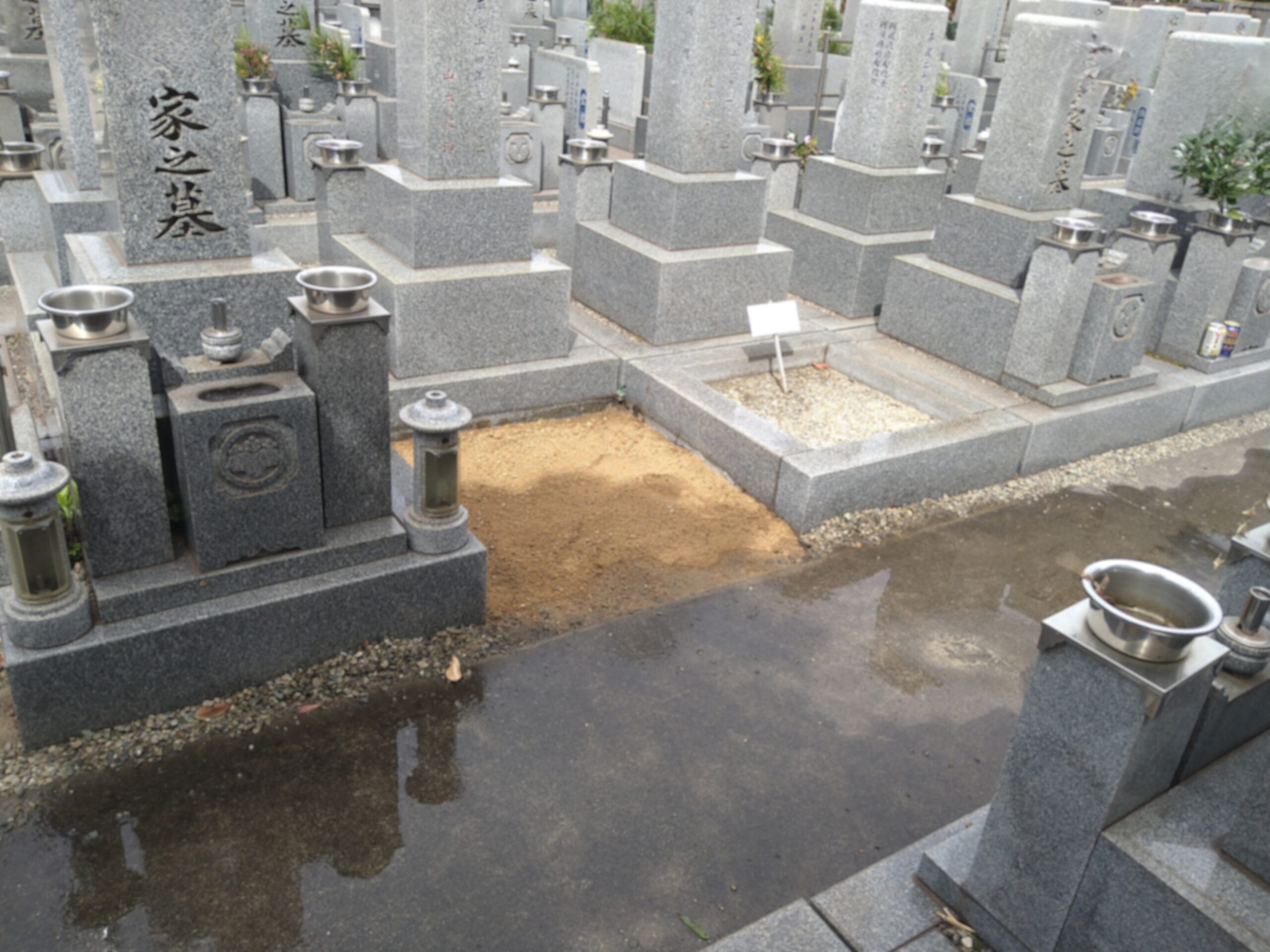 墓石が撤去され、真砂土で綺麗に整えられた墓地の更地区画
